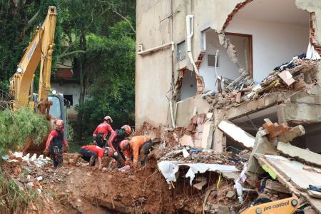 Bombeiros recuperaram seis corpos na retomada dos trabalhos após forte chuva nesta quarta-feira (26)