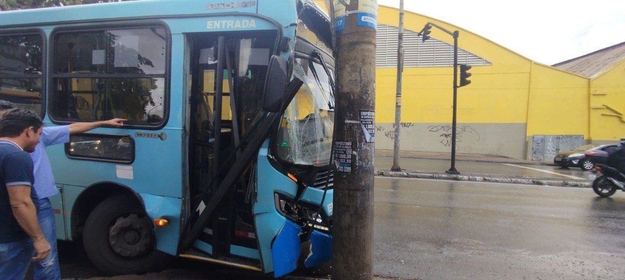 Ônibus do transporte público derrapa e bate em poste em Contagem