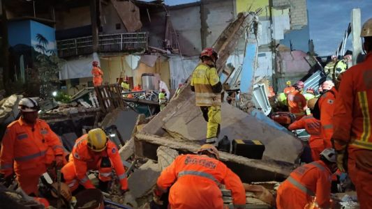 Socorristas procuram por vítimas entre os escombros