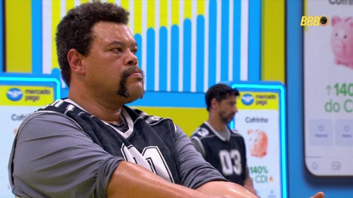 Babu Santana transpira muito na Prova do Líder Babu Santana transpira muito na Prova do Líder