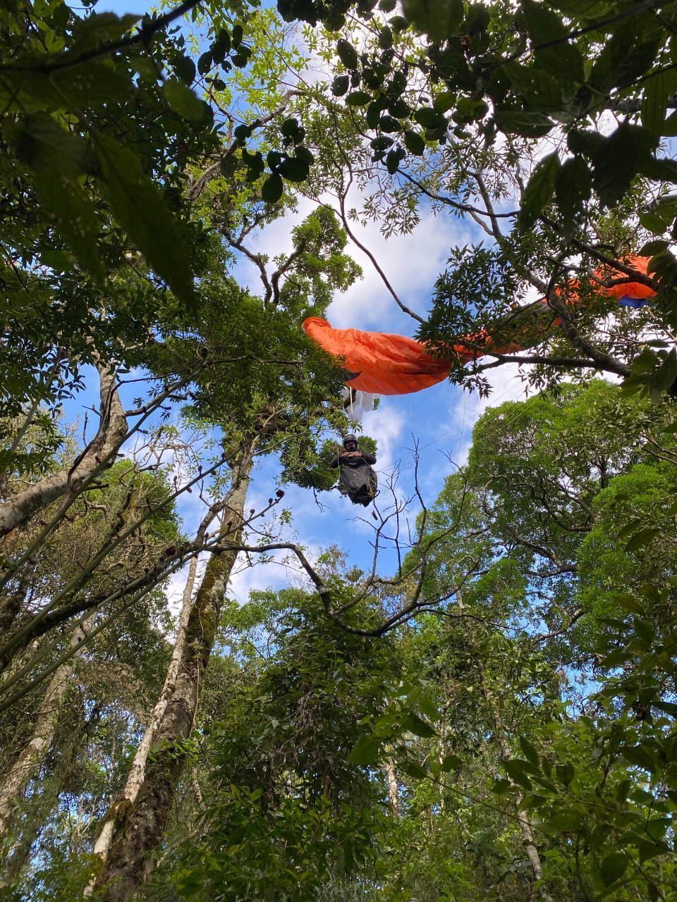 Milagre: homem é resgatado sem ferimentos após cair de voo de parapente em Minas
