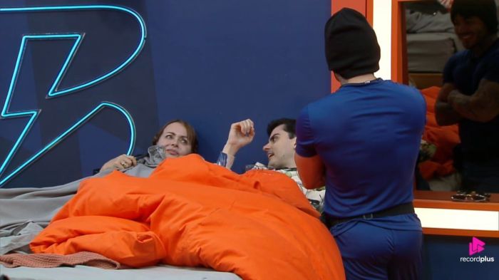 Gaby conversa com Dudu e Wallas