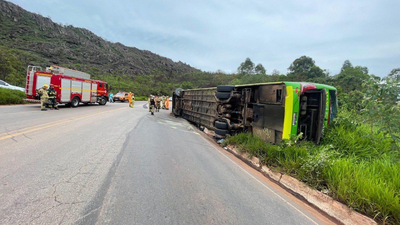 Ao menos 16 ficam feridos após ônibus tombar na BR-356 em Itabirito