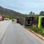Ao menos 16 ficam feridos após ônibus tombar na BR-356 em Itabirito