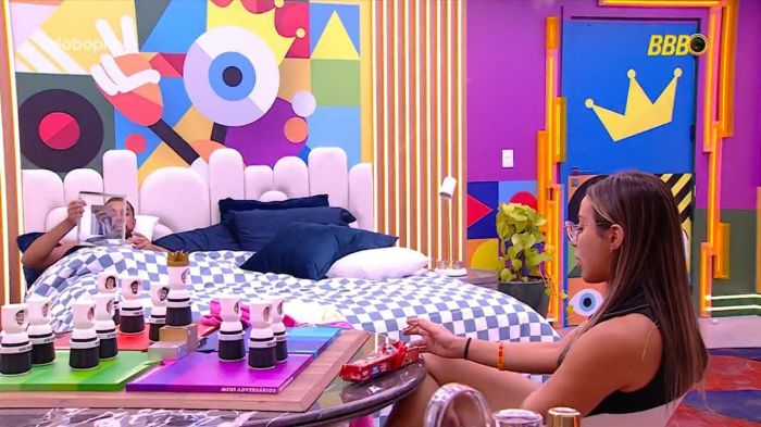 Renata e Maike conversam no Apê do Líder