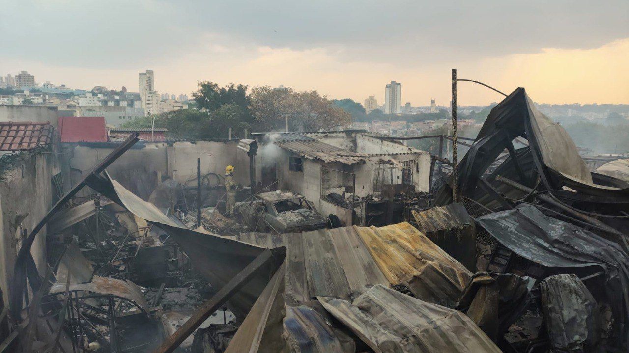 Incêndio no Calafate: veja imagens da destruição causada por fogo que assustou BH nesta segunda (23)