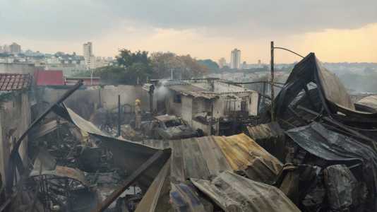 Destruição causada por incêndio no bairro Calafate