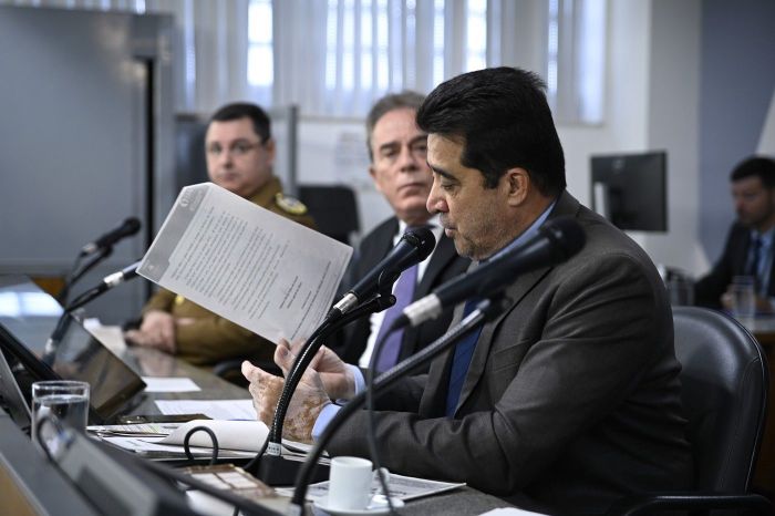 Deputado Sargento Rodrigues apresenta denúncia ao comandante da PM, Rodrigo Piassi (ao fundo, de farda)