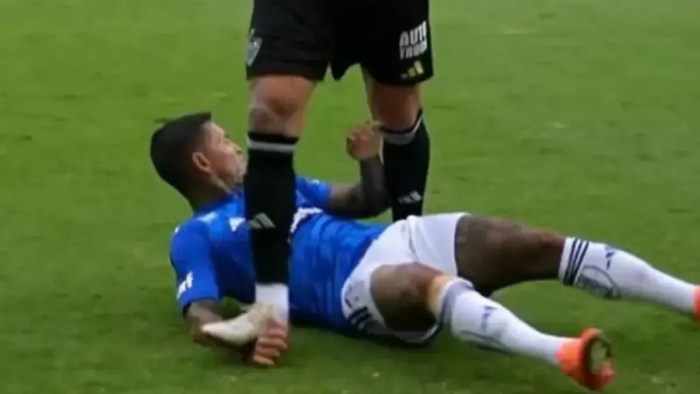 Pisão dado por Lyanco no braço de Dudu no último clássico entre Cruzeiro e Atlético Pisão dado por Lyanco no braço de Dudu no último clássico entre Cruzeiro e Atlético