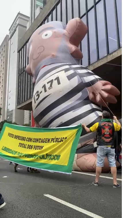 Boneco gigante contra o presidente Lula erguido durante protesto em São Paulo