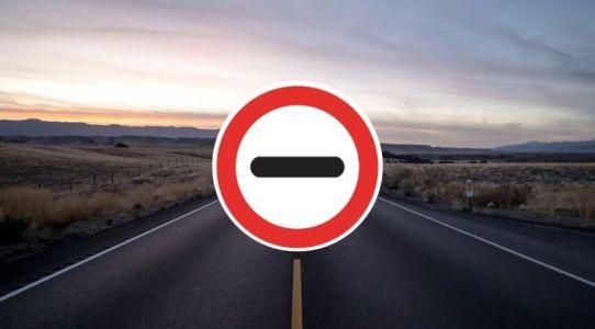 Esta sinalização, denominada oficialmente como R25, indica uma restrição de passagem
