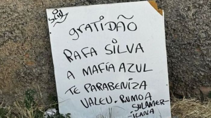 Placa colocada por um torcedor para Rafa Silva nos arredores da Toca da Raposa II