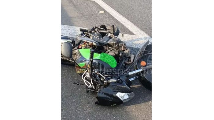 Motocileta da vítima de 28 anos ficou completamente destruída após batida. Motocileta da vítima de 28 anos ficou completamente destruída após batida.