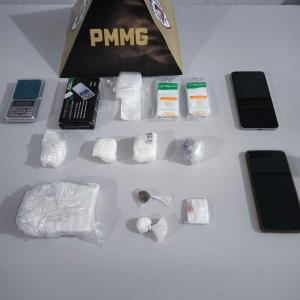 Mãe e filho receberam voz de prisão por tráfico de drogas e foram conduzidos à delegacia