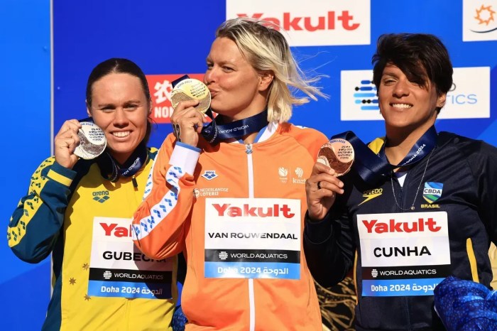 Da esquerda para a direita, Chelsea Gubecka, Sharon Van Rouwendaal e Ana Marcela Cunha comemoram o pódio do Mundial, em Doha