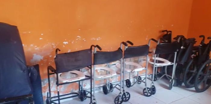 Cadeiras utilizadas durante o banho dos idosos eram descartadas de forma irregular em asilo clandestino.