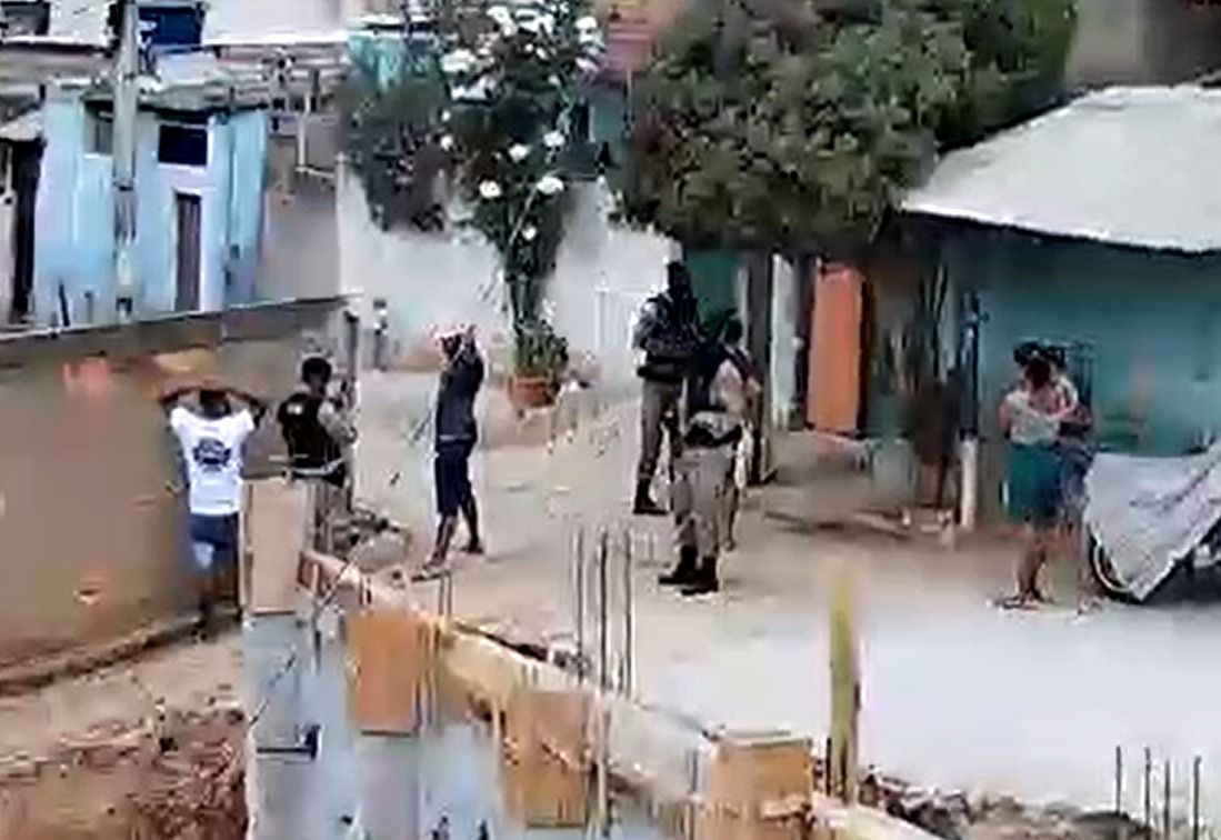 Guerra PCC x Comando Vermelho: homem é executado por criminosos usando fardas em Teófilo Otoni (MG)