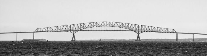 A ponte tem quase 3 quilômetros de extensão e a estrutura também conta com uma ponte elevadiça.