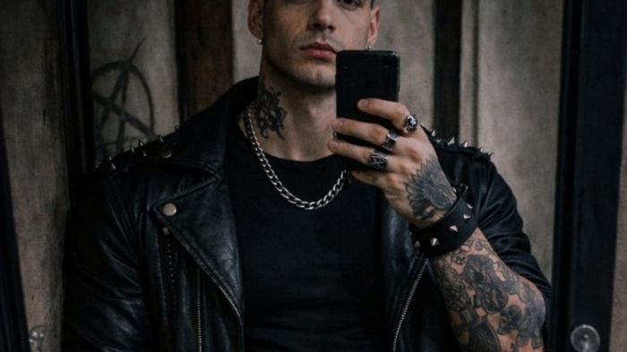 Por que o visual todo preto voltou a dominar a moda masculina em 2026