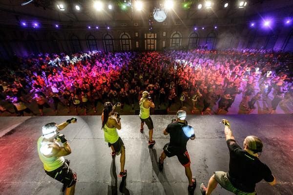Por que os eventos fitness estão cada vez mais parecidos com festivais de música