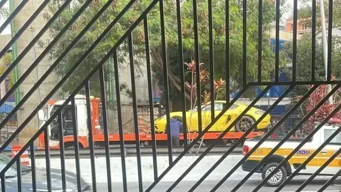 Porsche é retirado de local de acidente na Avenida Interlagos, na zona sul de São Paulo, onde deixou uma pessoa morta.