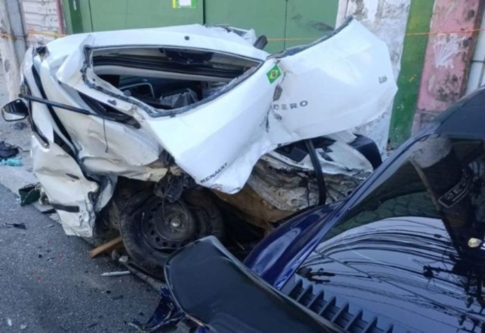 Foto mostra Porsche e Renault Sandero destruído em acidente em São Paulo
