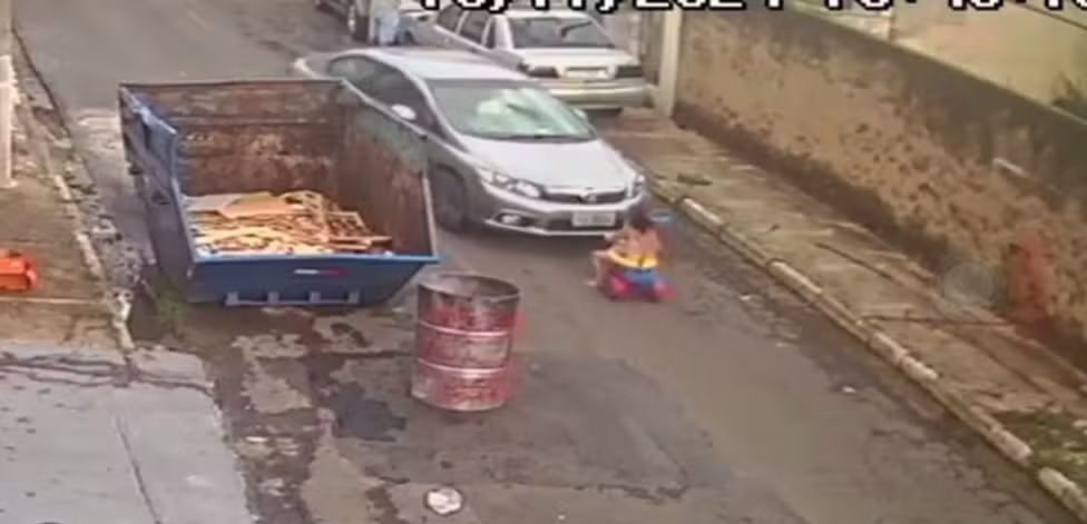 Menina de 6 anos sobrevive após ser atropelada enquanto brincava na rua em SP