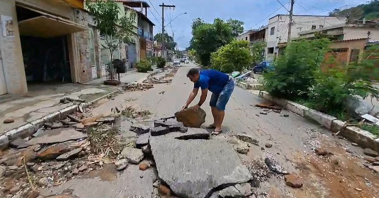 Após temporal, rua de Sabará (MG) tem asfalto arrancado e muito prejuízo: 'Recorrente'