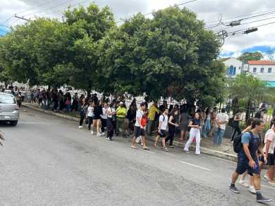 Alunos fazendo Enem