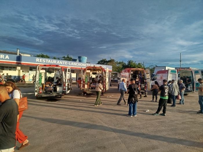 Postos de atemdimento improvisados em cena de acidente, no Norte de Minas 