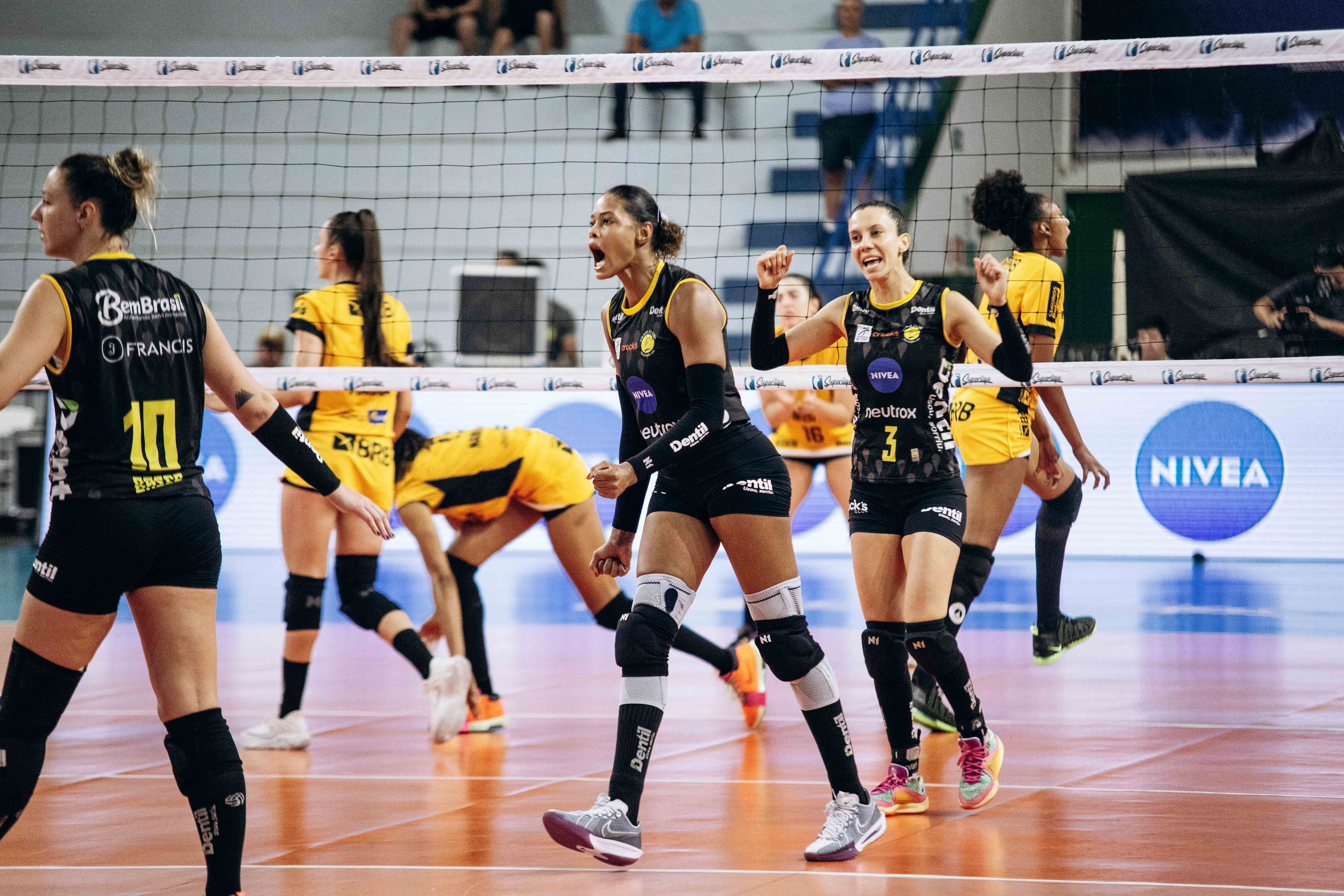 Praia Clube joga bem, vence Brasília e segue invicto na Superliga Feminina