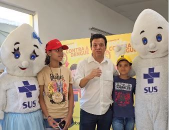 O prefeito de Sabará, Wander Borges, foi pessoalmente conferir o início da campanha de vacinação contra a Dengue