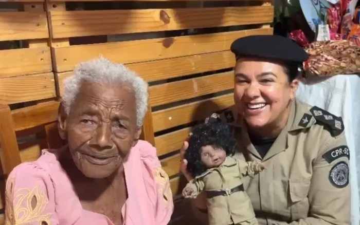 Dona Lovea e sua boneca fardada