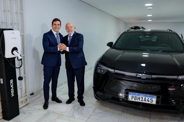 Presidente lula e o VP da GM, Fabio Rua, em entrega do Blazer EV RS