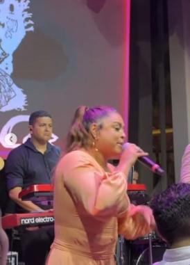 Preta Gil cantou no casamento de Mari Saad e Romulo Arantes Neto
