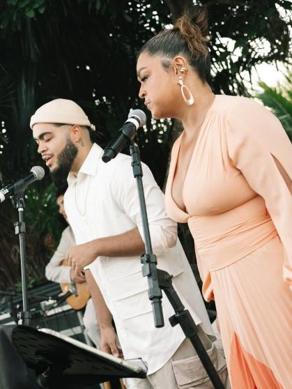 Preta Gil cantou no casamento de Mari Saad e Romulo Arantes Neto