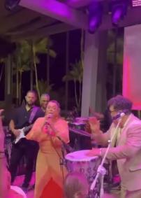 Preta Gil cantou no casamento de Mari Saad e Romulo Arantes Neto