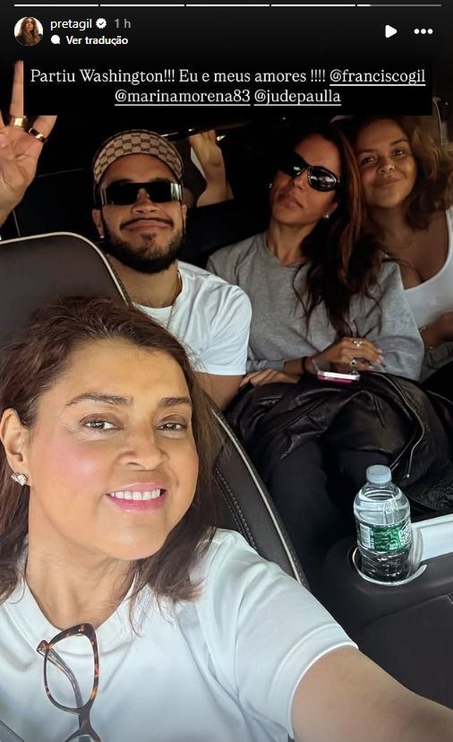 Preta Gil ao lado do filho e de amigos 