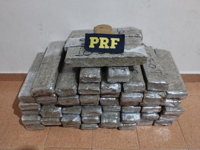 51 tabletes de maconha foram apreendidos pela PRF 