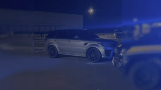 Polícia encontra fuzil em carro que capotou no PR; vítima é investigada | CNN Brasil