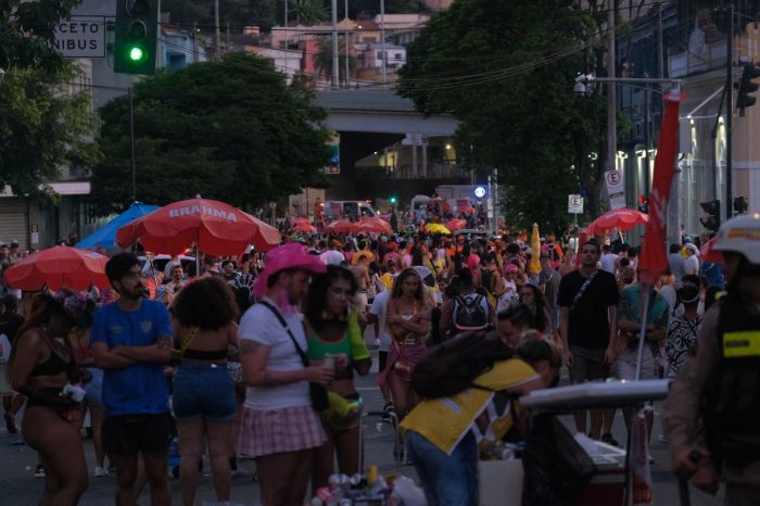 Foliões chegam para o Então, Brilha, que abre o Carnaval de 2025