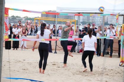 Príncipe William participou de atividades na Praia de Copacabana