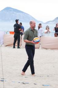 Príncipe William participou de atividades na Praia de Copacabana