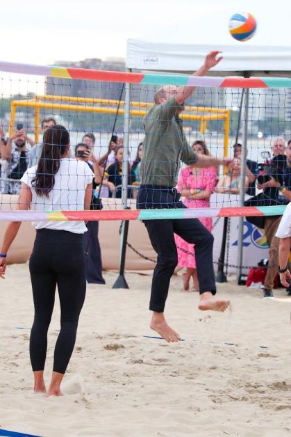 Príncipe William participou de atividades na Praia de Copacabana
