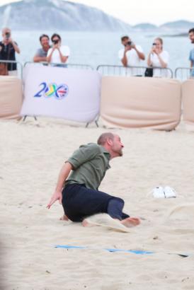 Príncipe William participou de atividades na Praia de Copacabana