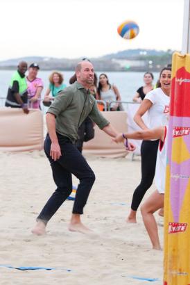 Príncipe William participou de atividades na Praia de Copacabana