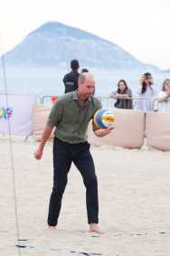 Príncipe William participou de atividades na Praia de Copacabana