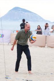 Príncipe William participou de atividades na Praia de Copacabana