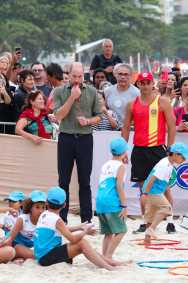 Príncipe William participou de atividades na Praia de Copacabana
