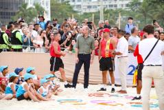 Príncipe William participou de atividades na Praia de Copacabana